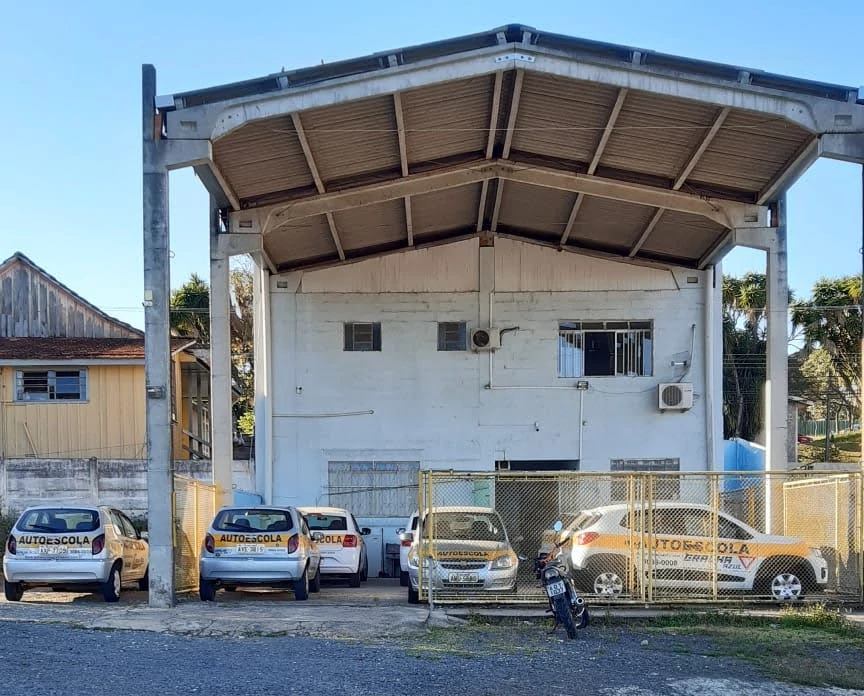 Estacionamento no fundo da Auto Escola